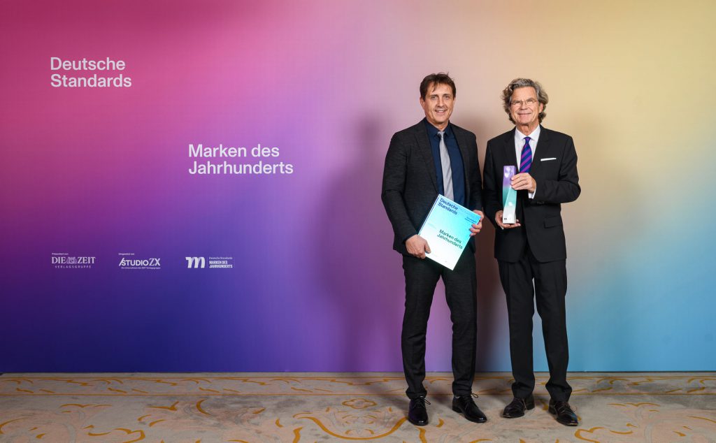 Jan Wölfle, CEO Hahnemühle and Dr Florian Langenscheidt, publisher of the brands of the century ©Phil Dera Once again awarded for the finest paper: Hahnemühle is a 'Brand of the Century'Jan Wölfle, CEO Hahnemühle and Dr Florian Langenscheidt, publisher of the brands of the century ©Phil Dera